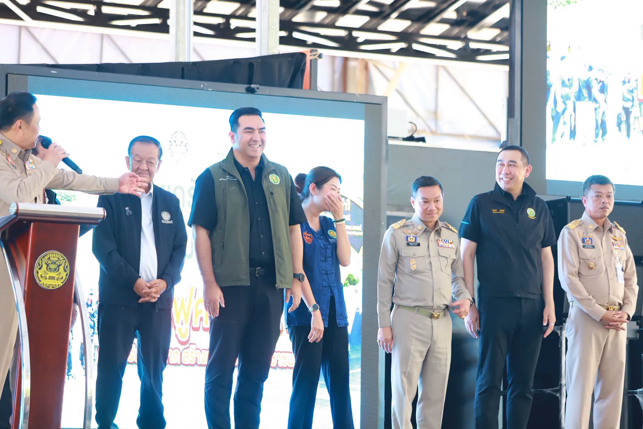 title - เลขาธิการ ส.ป.ก. พร้อมคณะ ร่วมลงพื้นที่กับคณะนายกรัฐมนตรี ติดตามการบริหารจัดการน้ำ เพิ่มศักยภาพระบายน้ำ ลดเสี่ยงน้ำท่วมหาดใหญ่ 
